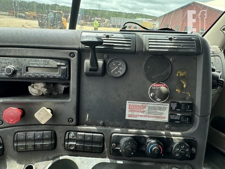 2012-freightliner-cascadia-113-image-18