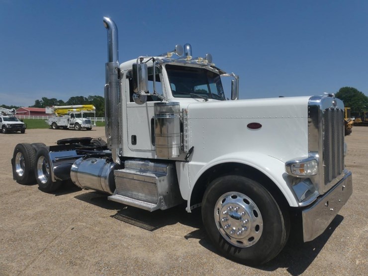 2017-peterbilt-389-image-2