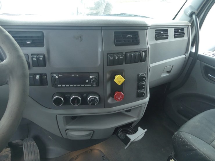 2017-peterbilt-567-image-22