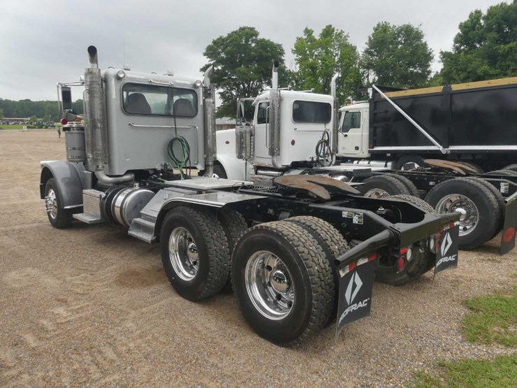 2013-peterbilt-388-image-4