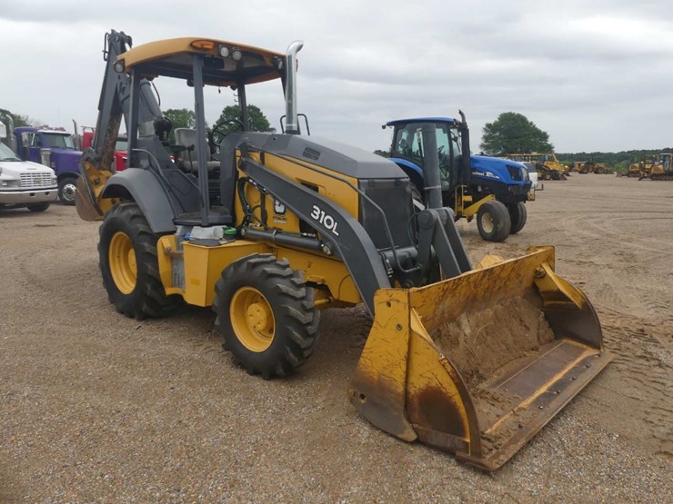 2019-deere-310l-image-2