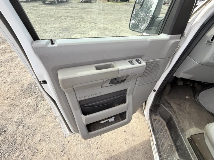 2010-ford-e350-image-23
