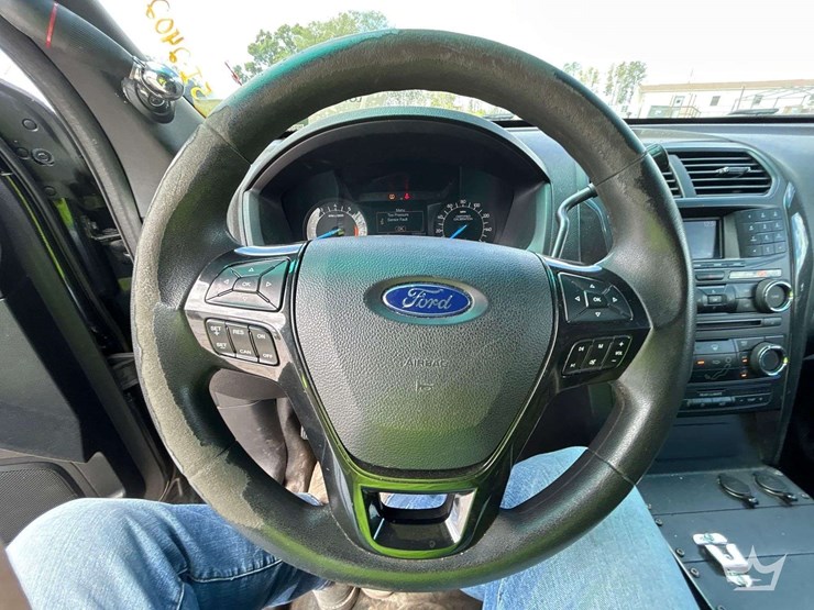2016-ford-explorer-image-11