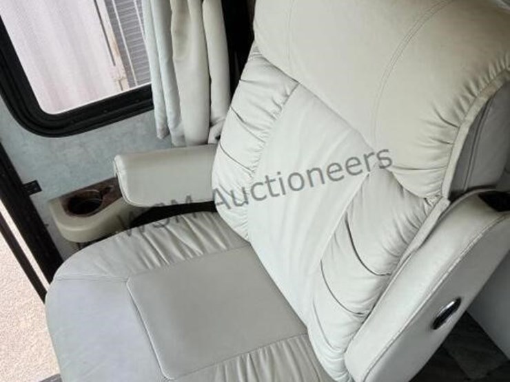 2006-fleetwood-excursion-motorhome-image-26