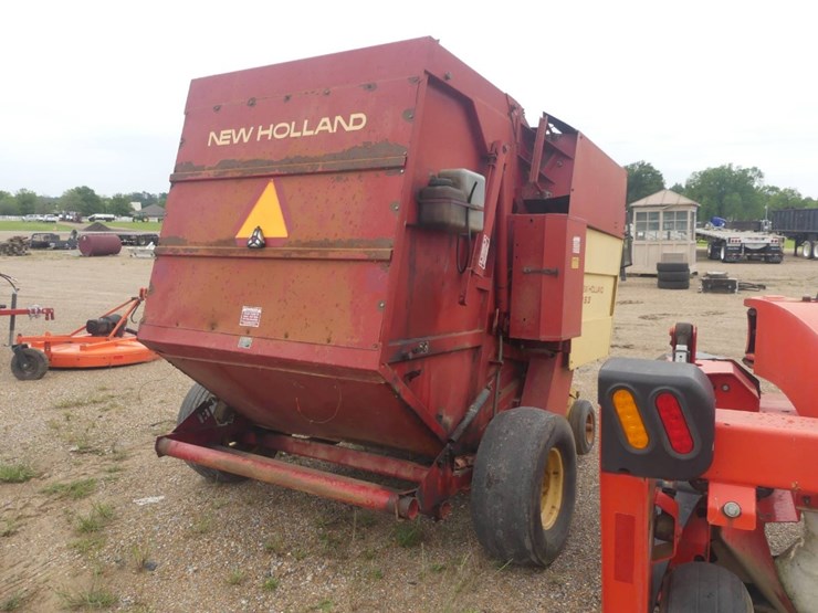 new-holland-853-image-3