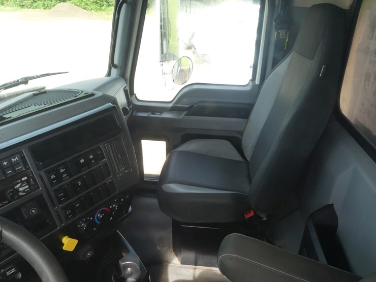 2020-mack-granite-64ft-image-21