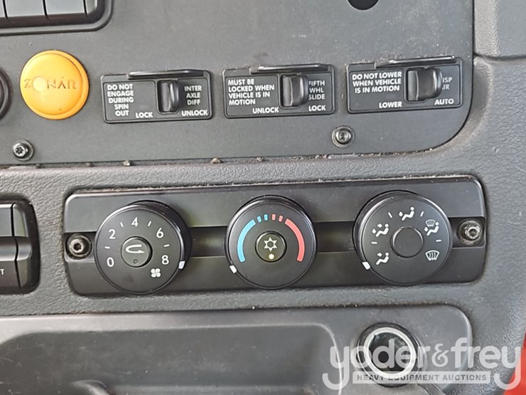 2017-freightliner-cascadia-113-image-35