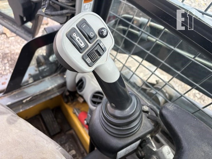 new-holland-l220-image-11