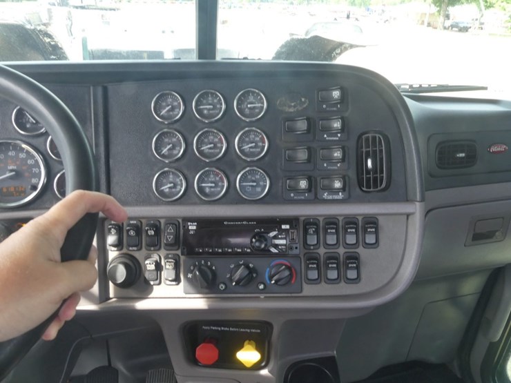 2018-peterbilt-389-image-18