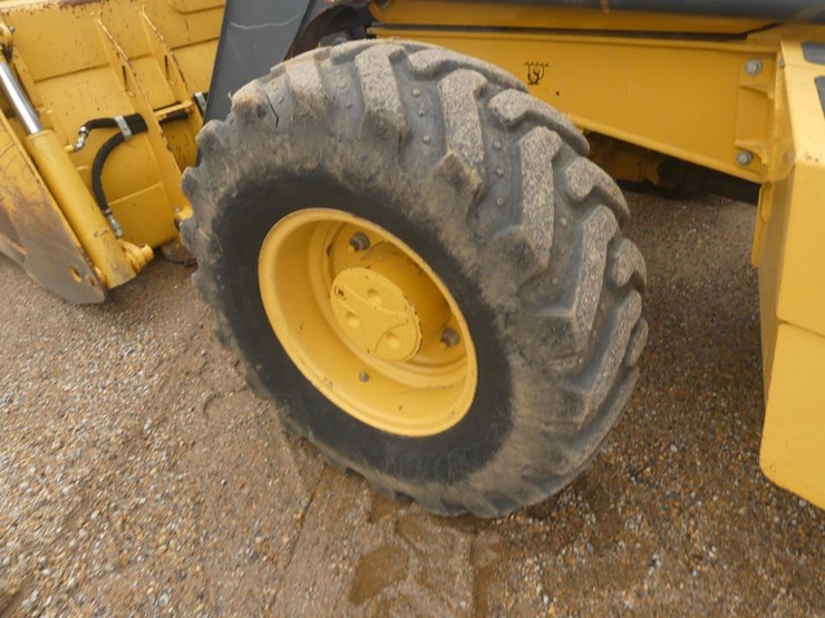2019-deere-310l-image-8