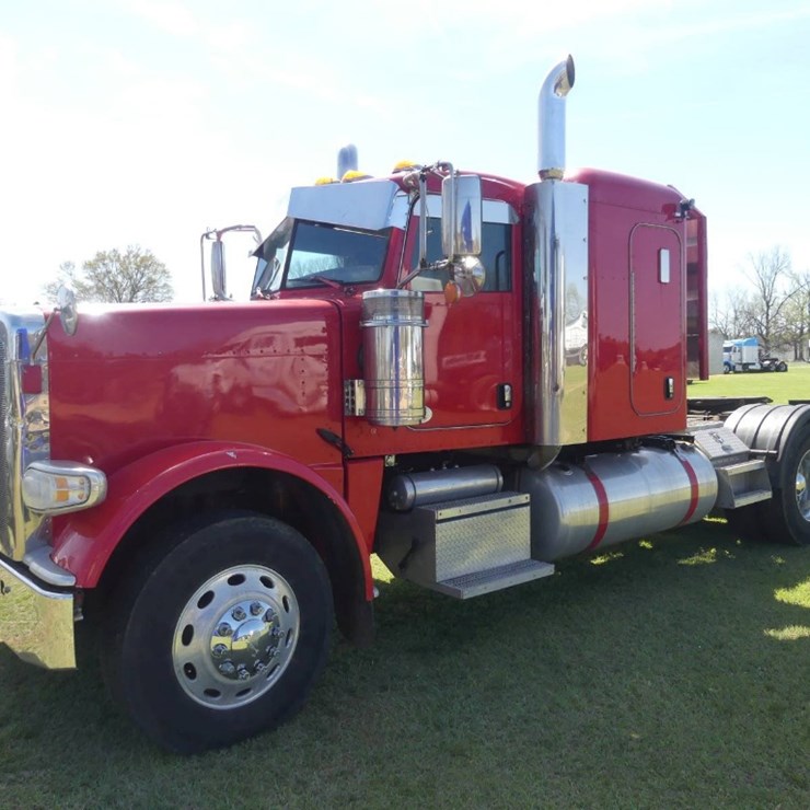 2017 PETERBILT 389