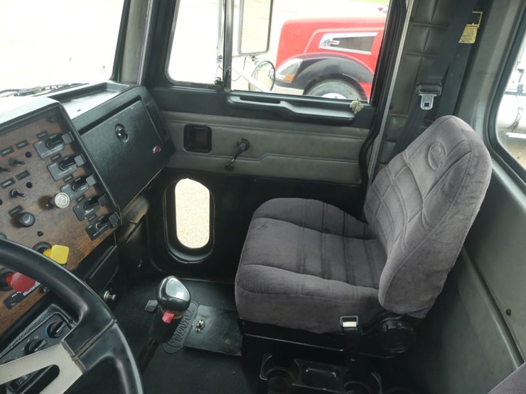 2000-peterbilt-379-image-17