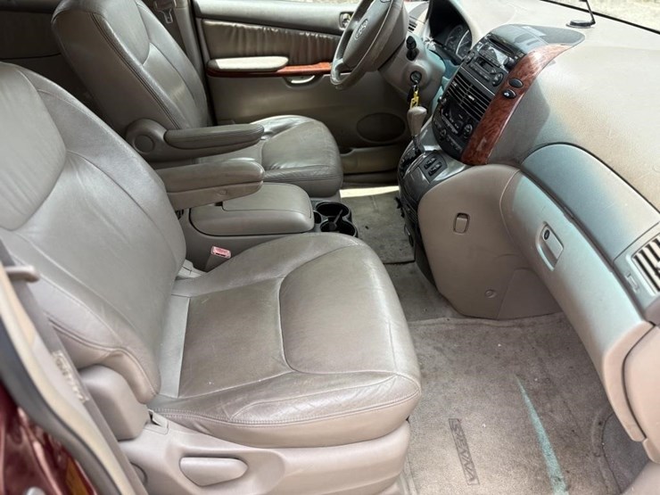 2004-toyota-sienna-image-4