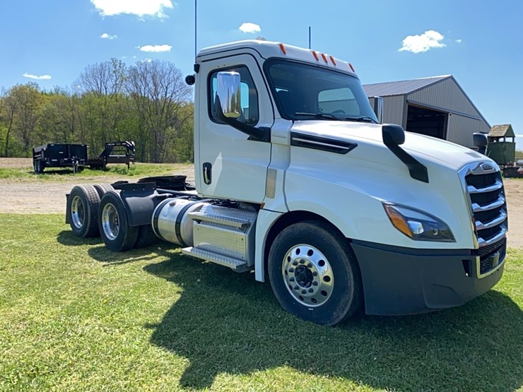 2019-freightliner-cascadia-day-cab-image-3