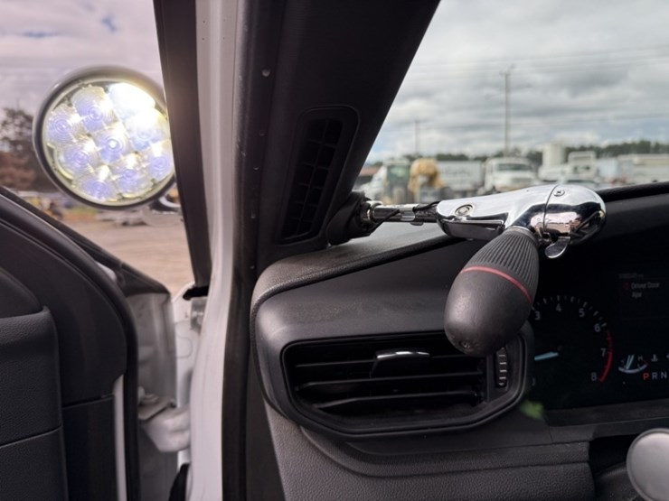 2020-ford-explorer-image-29