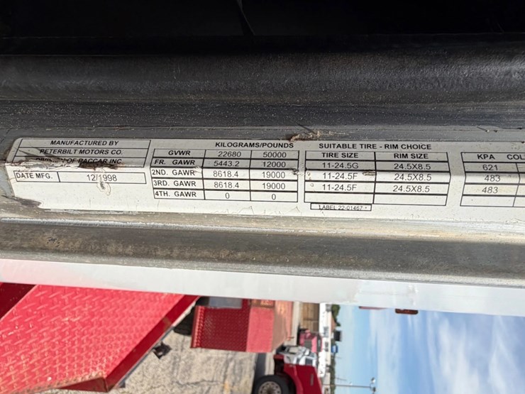 1999-peterbilt-379-image-17