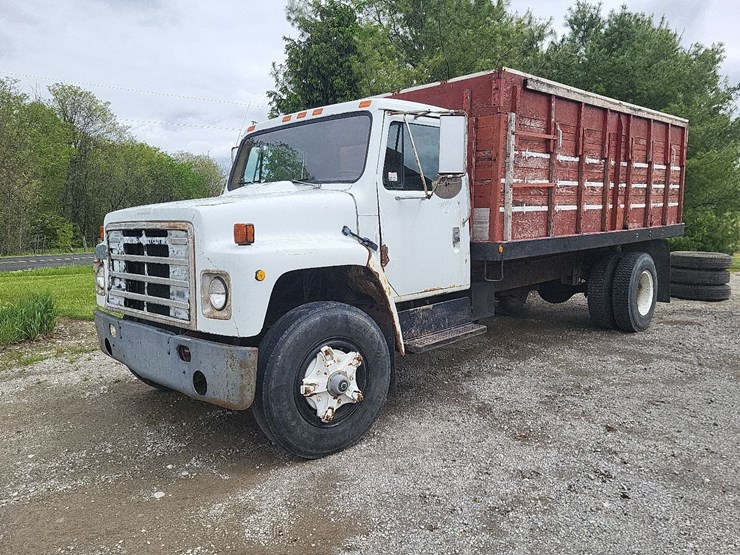 1982-international-1754-single-axle-grain-truck-image-1