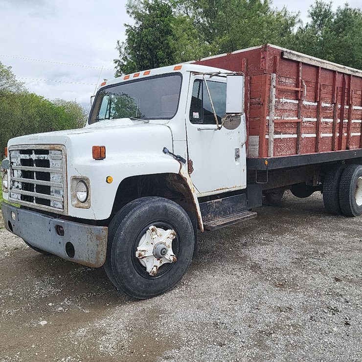 1982 International 1754 Single Axle Grain Truck