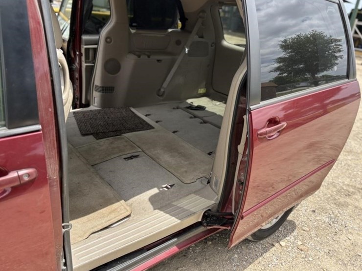 2004-toyota-sienna-image-14