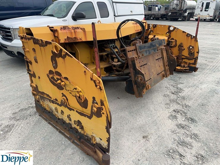2011-deere-544k-image-31