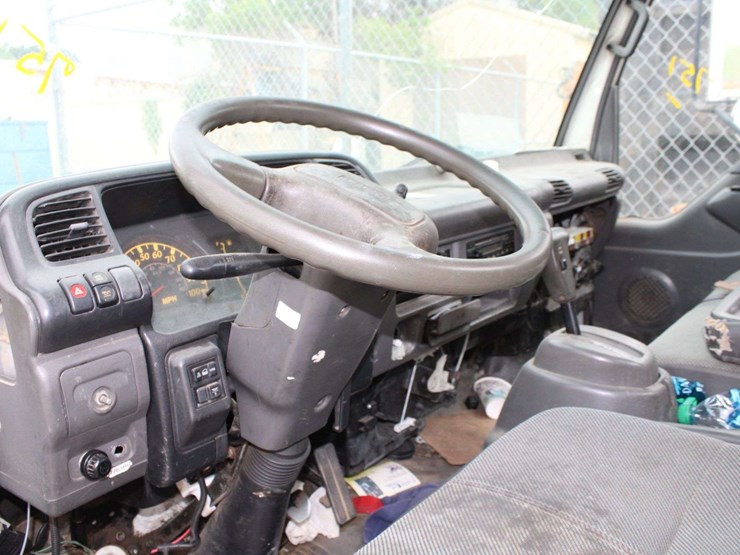 2005-isuzu-nqr-image-12