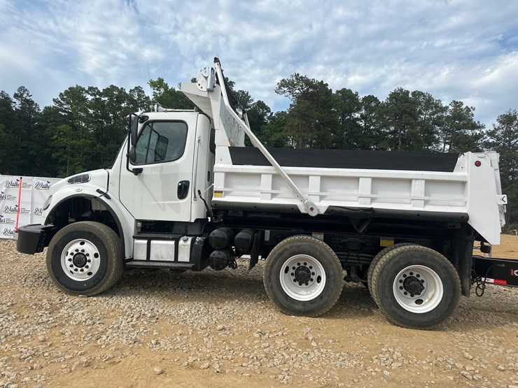 2008-freightliner-m2-106-image-1