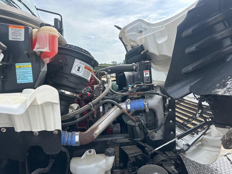 2008-freightliner-m2-106-image-13
