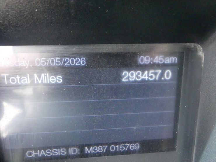 2020-mack-granite-64ft-image-24