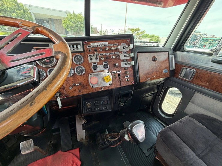 1999-peterbilt-379-image-14