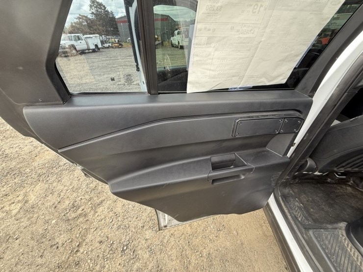 2020-ford-explorer-image-24