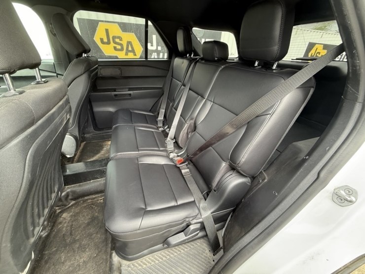 2020-ford-explorer-image-23