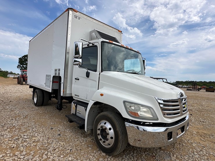 2010-hino-258-image-10