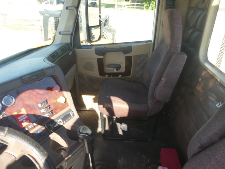2014-freightliner-coronado-132-image-18