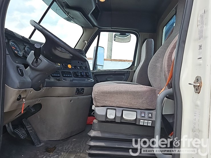 2017-freightliner-cascadia-113-image-34