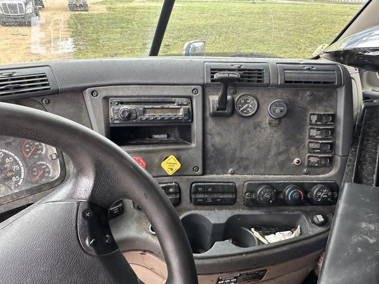2014-freightliner-cascadia-113-image-15