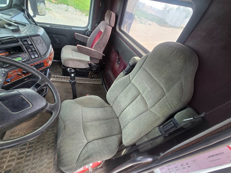 1999-volvo-vn-image-46