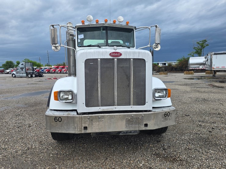 2009-peterbilt-365-image-37