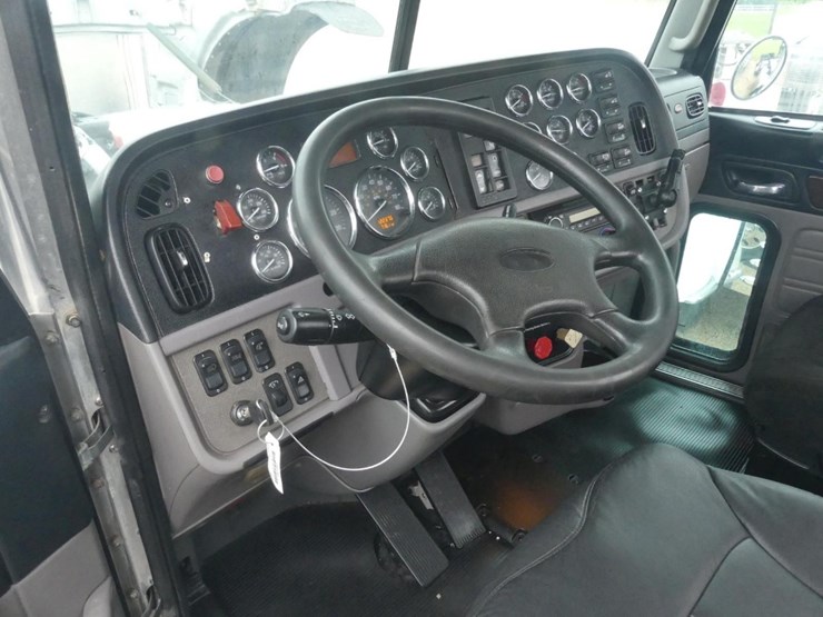 2013-peterbilt-388-image-16