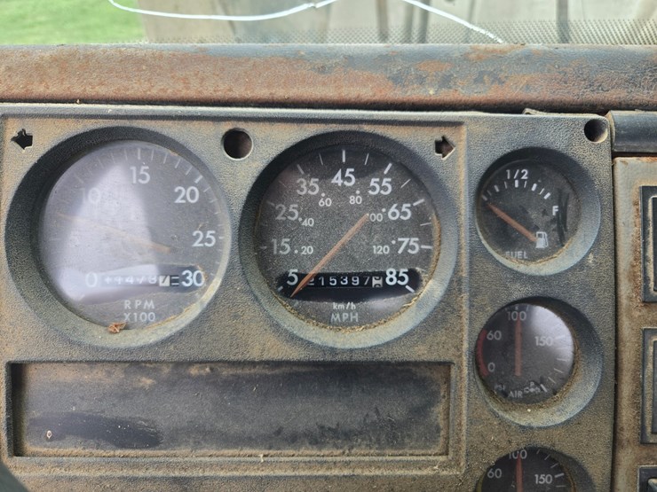 1999-freightliner-fl70-image-57