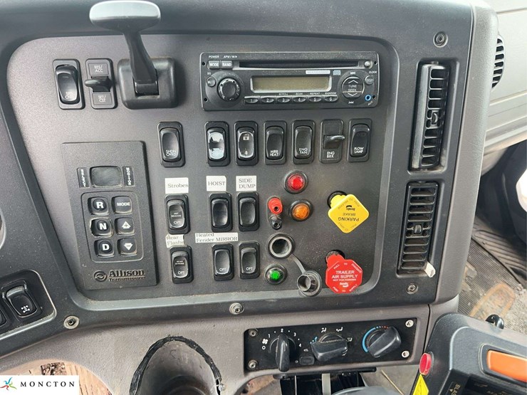 2015-freightliner-114sd-image-24