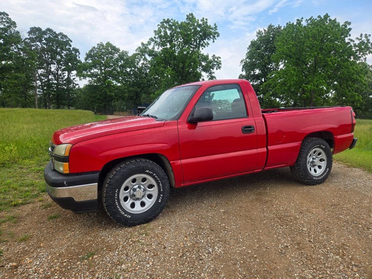 #24356-•-2006-chevrolet-silverado-pickup-truck-image-4