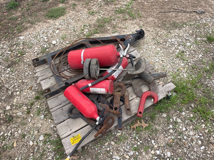 #40233-•-lot-of-fire-extinguishers,-trailer-tongue,-and-misc-image-2