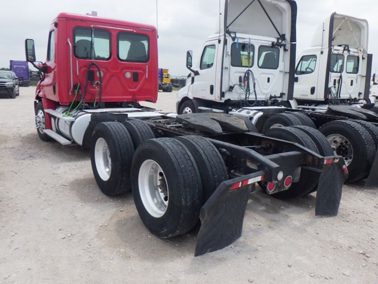 2015-freightliner-cascadia-113-image-11