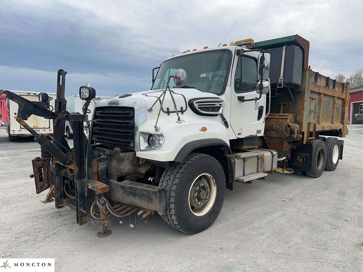 2015-freightliner-114sd-image-1
