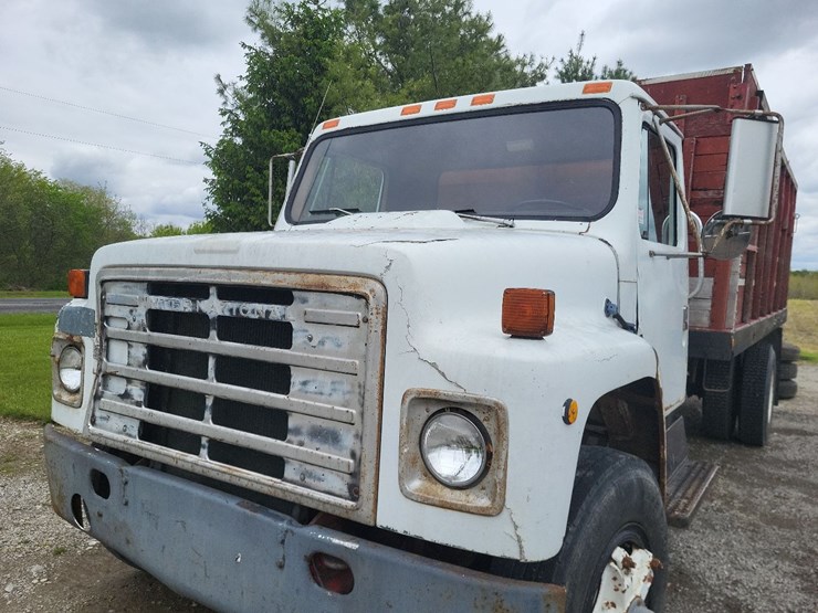1982-international-1754-single-axle-grain-truck-image-10
