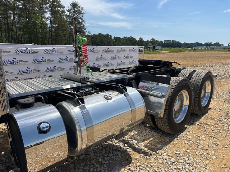 2025-peterbilt-567-image-5