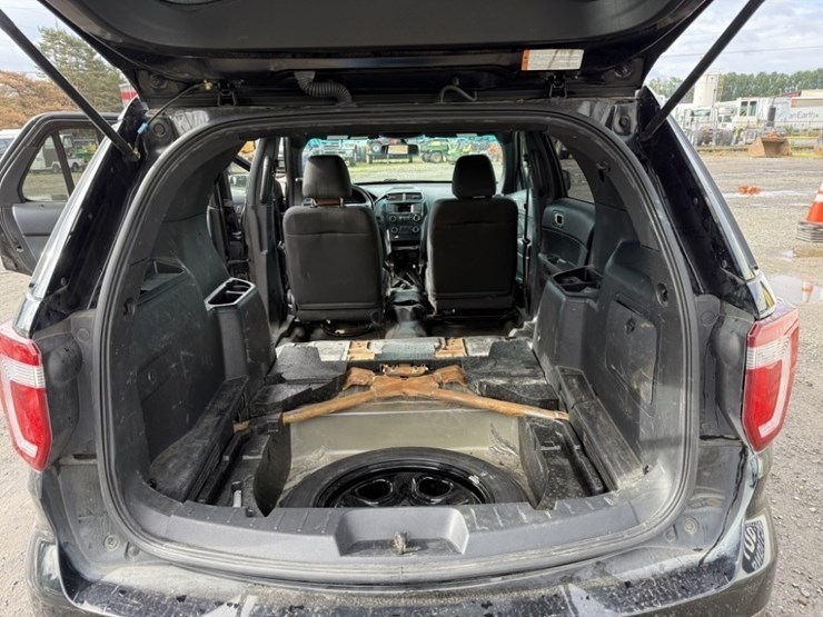 2016-ford-explorer-image-13