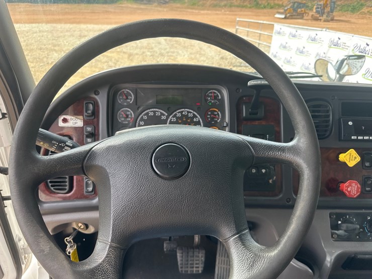 2008-freightliner-m2-106-image-10