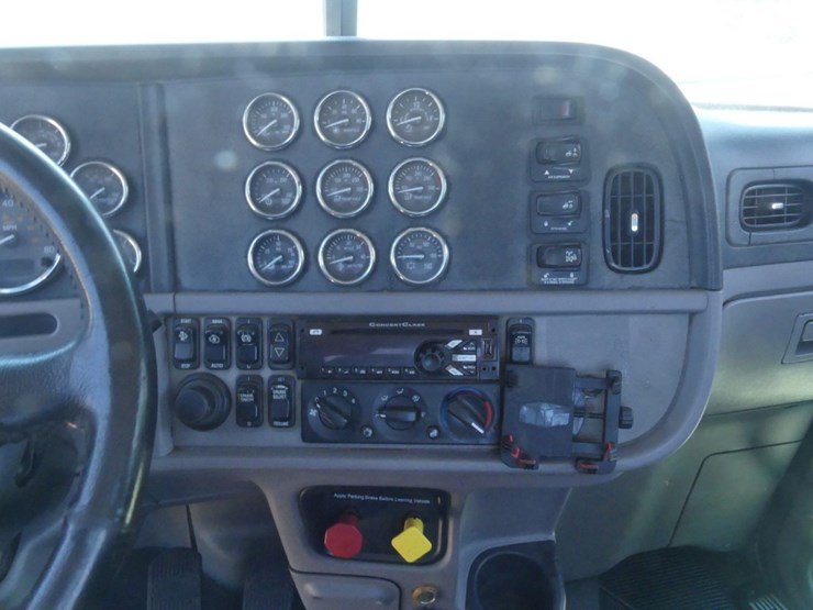 2017-peterbilt-389-image-18