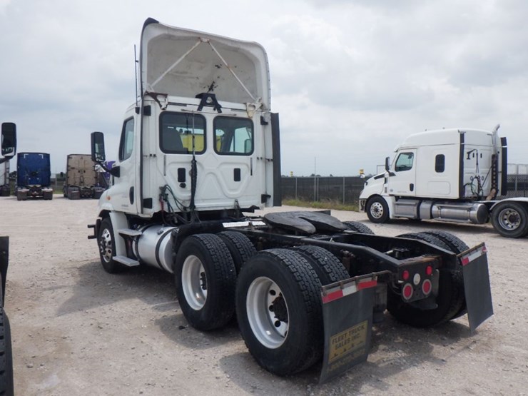 2017-freightliner-cascadia-113-image-11